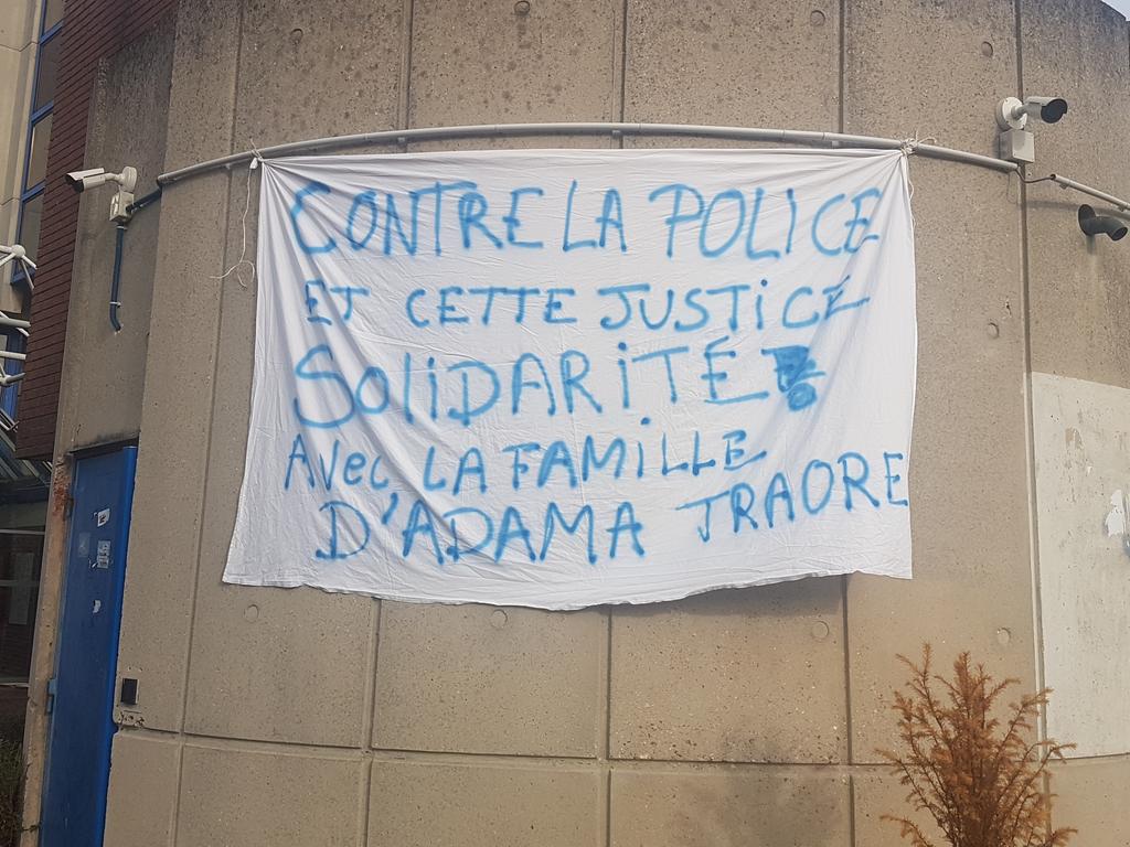 Médecin Légiste Police Sur Mur Isolé Heureux Et Souriant