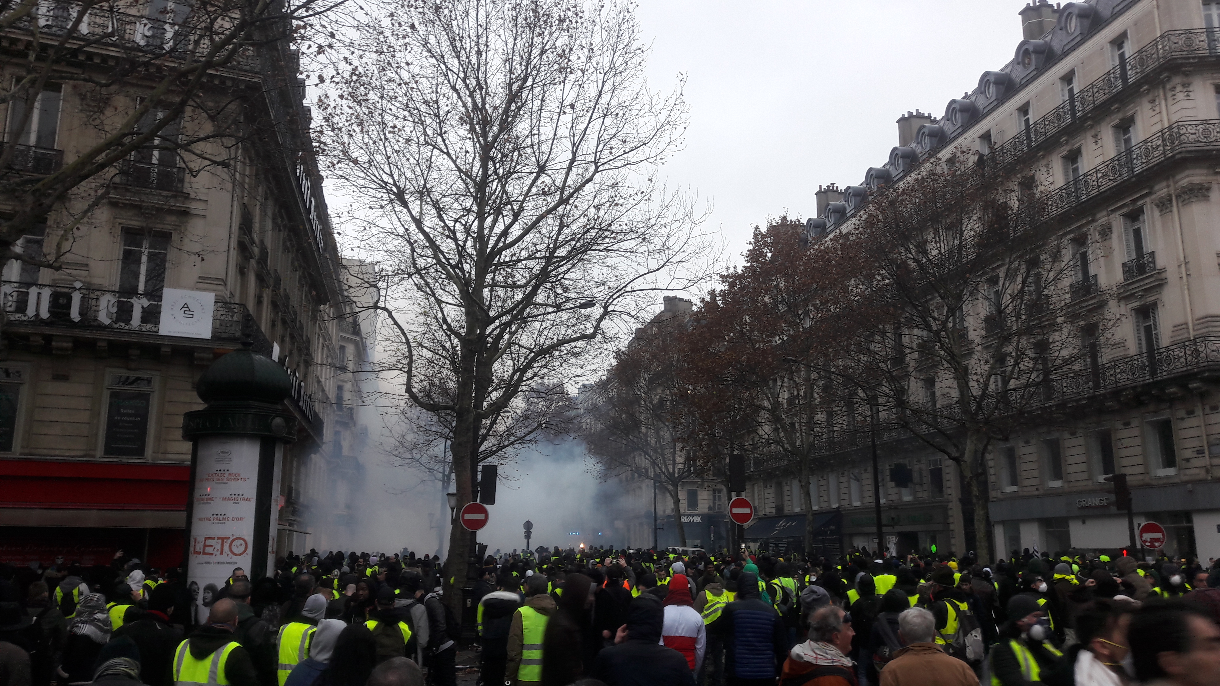 Gilets jaunes» à Paris : Un premier kiosque incendié sur les