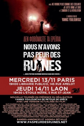 Affiche du film : photographie de personnes tenant des fumis sur un balcon d'exarcheia la nuit. En contrebas, une personne a le poing levé. Projection du film le 13 novembre à Paris et le 14 à Laon.